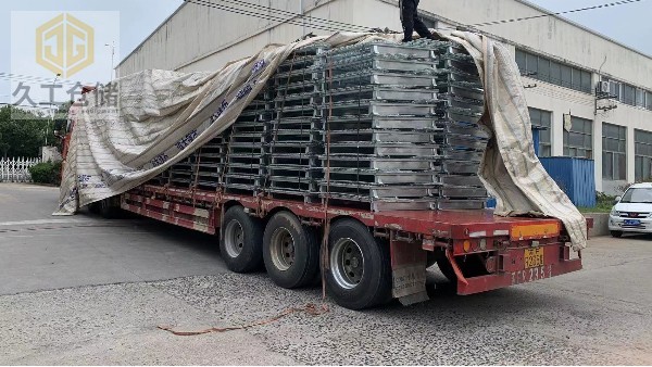 久工倉(cāng)儲(chǔ)發(fā)貨日常，折疊式倉(cāng)儲(chǔ)籠-矩管倉(cāng)儲(chǔ)籠-雨天鋪遮雨布做好貨物保護(hù)，確保安全到達(dá)！