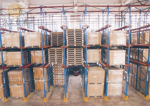 橫梁式貨架構(gòu)架及應(yīng)用？久工倉儲(chǔ)為大家分析！