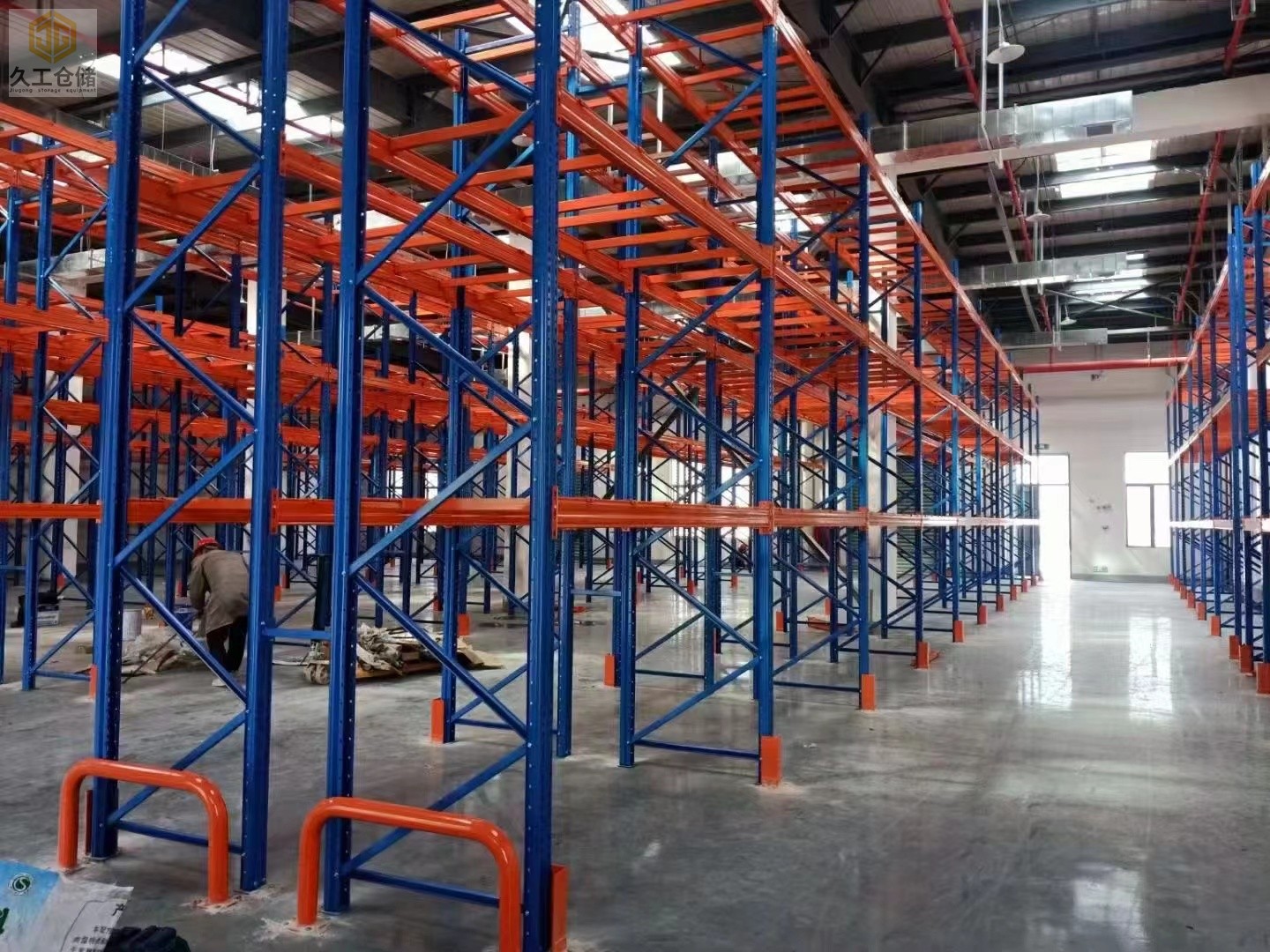 橫梁式貨架和貫通貨架有什么區(qū)別？南京久工倉(cāng)儲(chǔ)帶大家一起看看，了解更多關(guān)注久工倉(cāng)儲(chǔ)!