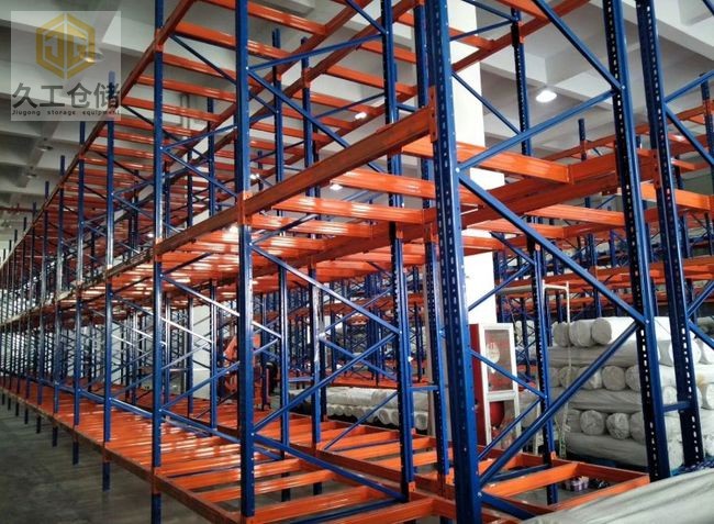 橫梁式貨架和貫通貨架有什么區(qū)別？南京久工倉(cāng)儲(chǔ)帶大家一起看看，了解更多關(guān)注久工倉(cāng)儲(chǔ)!