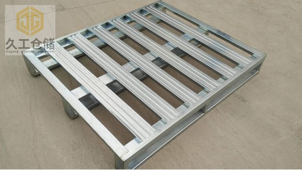 鋼制托盤的優(yōu)點(diǎn)是什么？南京久工倉儲(chǔ)來分析！希望幫助到大家！了解更多關(guān)注久工
