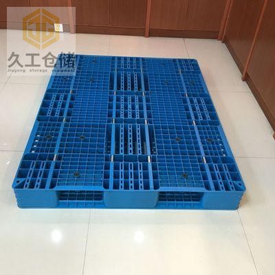 塑料托盤加鋼管有哪些好處？南京久工倉儲來分析，想了解更多關(guān)注久工在線為大家解答！