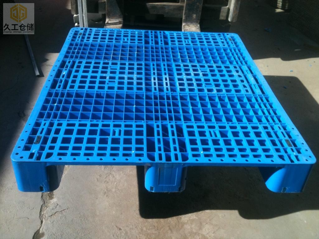 塑料托盤加鋼管有哪些好處？南京久工倉儲來分析，想了解更多關(guān)注久工在線為大家解答！
