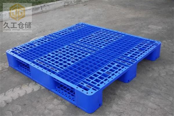 塑料托盤加鋼管有哪些好處？南京久工倉儲來分析，想了解更多關(guān)注久工在線為大家解答！