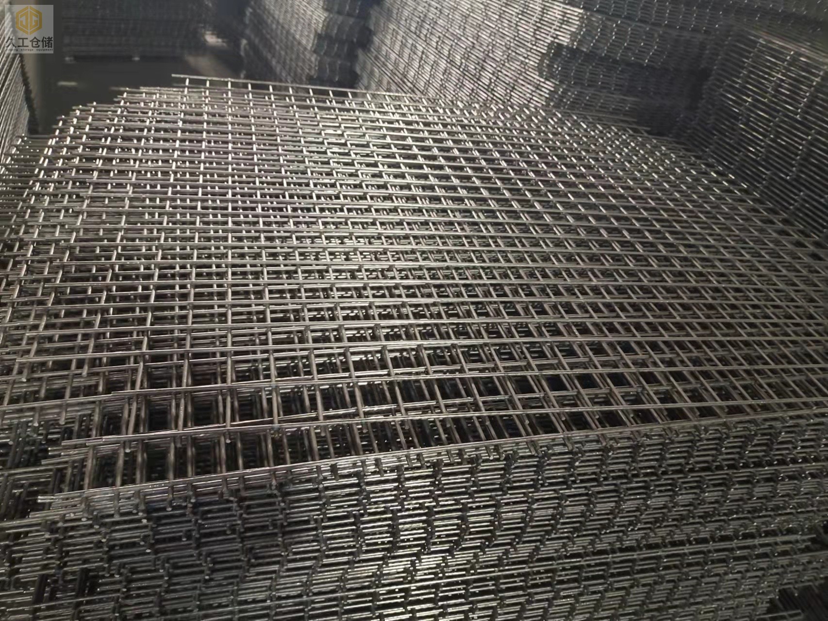 鋼筋網(wǎng)片在地暖工程中的作用？電焊網(wǎng)特點有哪些？南京久工倉儲來分析！