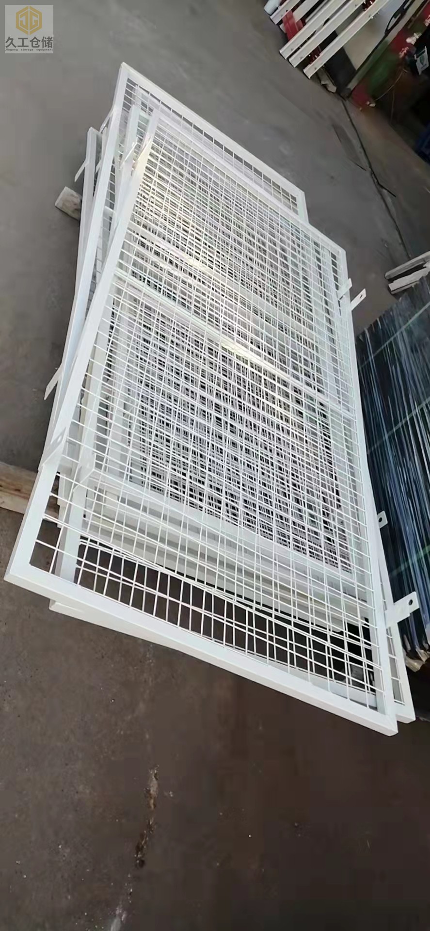 為什么要裝移動圍欄網(wǎng)?久工倉儲設(shè)備