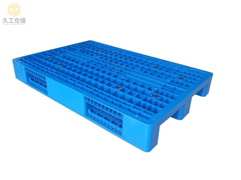 如何選擇塑料托盤？塑料托盤的好處有哪些？南京久工倉儲(chǔ)設(shè)備