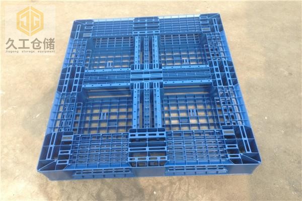 如何選擇塑料托盤？塑料托盤的好處有哪些？南京久工倉儲(chǔ)設(shè)備