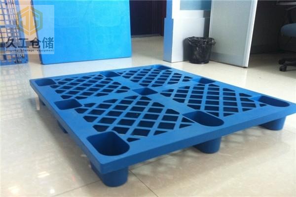 如何選擇塑料托盤？塑料托盤的好處有哪些？南京久工倉儲(chǔ)設(shè)備