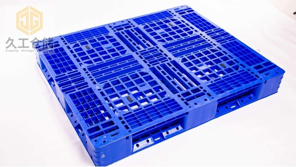 如何選擇塑料托盤？塑料托盤的好處有哪些？南京久工倉儲設(shè)備