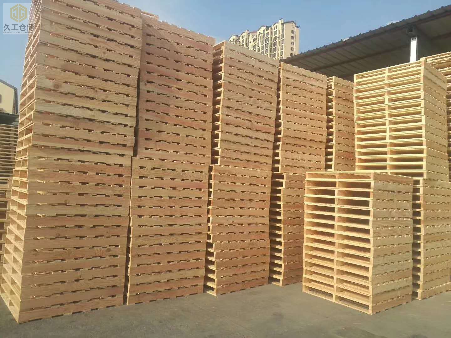 托盤的價格多少？影響木質(zhì)托盤價格的因素有哪些？南京久工倉儲