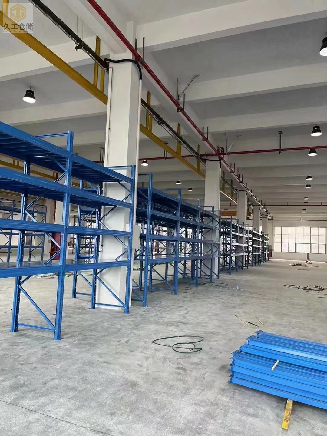 南京貨架倉儲貨架-層壓貨架又稱擱板貨架，是組合結(jié)構(gòu)的存儲貨架，他有什么運用優(yōu)勢？南京久工倉儲來分析！