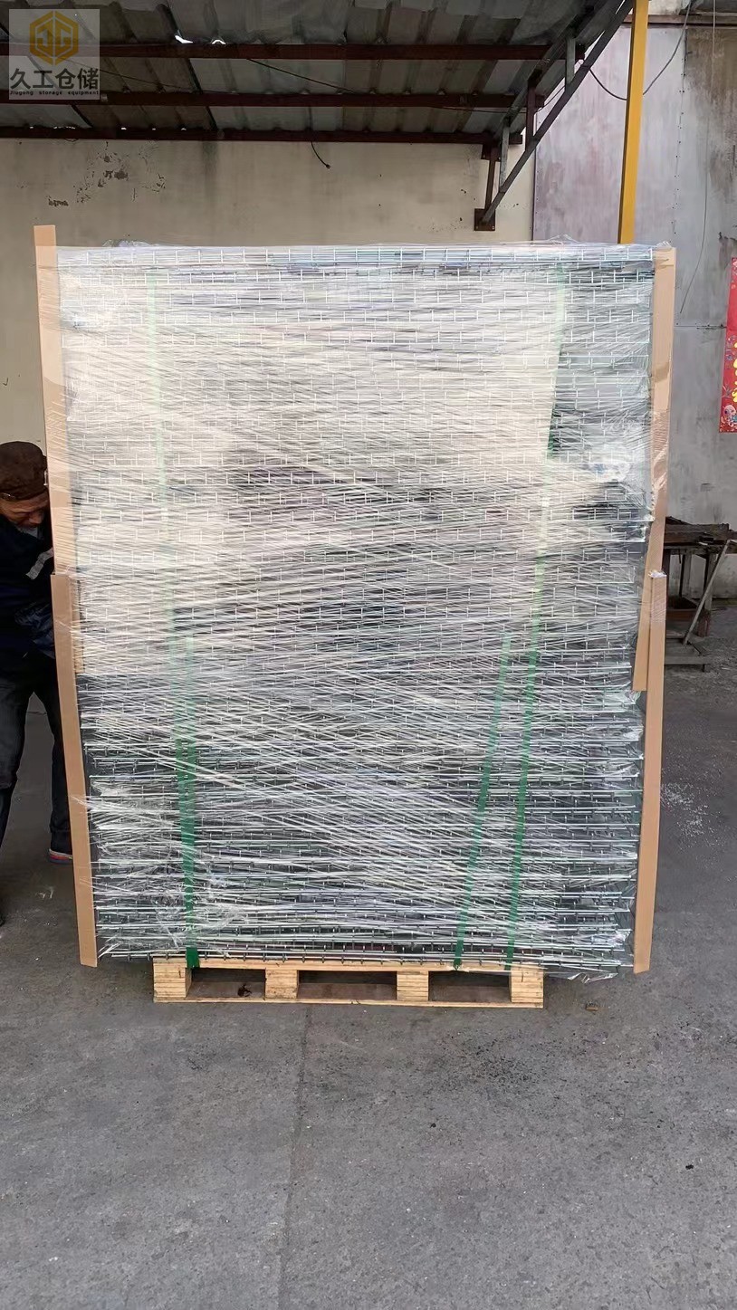 出口貨架網(wǎng)層板如何打包？久工倉(cāng)儲(chǔ)按要求打包保質(zhì)保量安全運(yùn)輸，不斷優(yōu)化改進(jìn)打包方法！達(dá)到滿(mǎn)意！