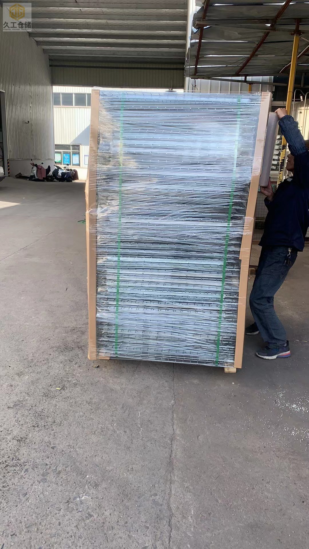 出口貨架網(wǎng)層板如何打包？久工倉(cāng)儲(chǔ)按要求打包保質(zhì)保量安全運(yùn)輸，不斷優(yōu)化改進(jìn)打包方法！達(dá)到滿(mǎn)意！